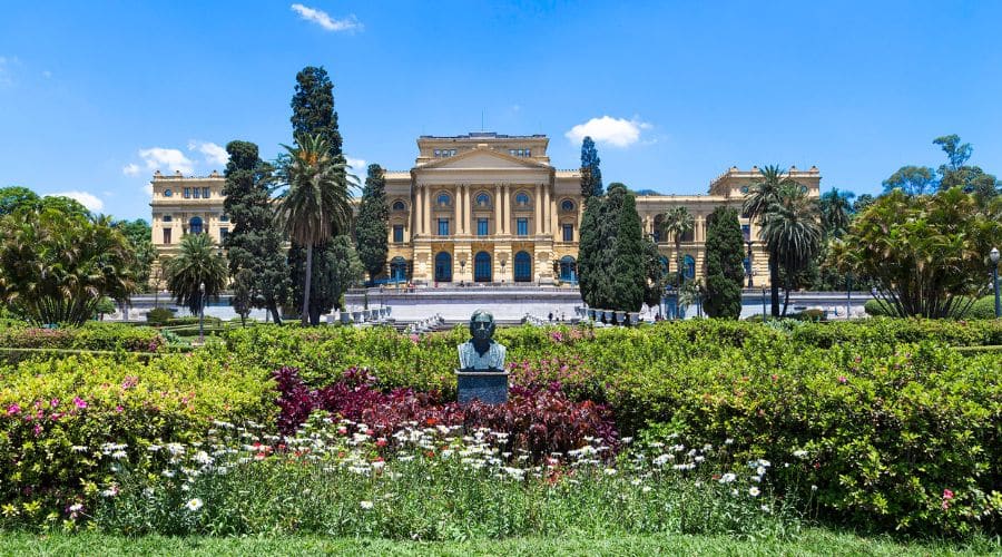 Tour pelo Museu do Ipiranga. Jardins do Museu com o Museu ao fundo