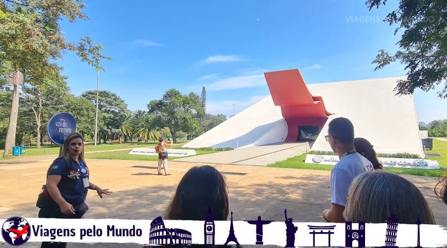 Tour pelo Ibirapuera com o guia da Vai de Roteiro na frente da Oca