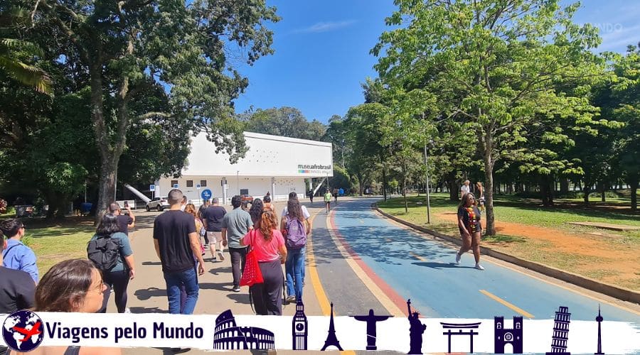 Guia caminhando pelo parque do Ibirapuera no passeio gratuito em SP