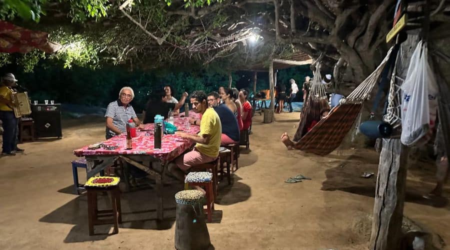 Jantar no acampamento em um lugar seguro