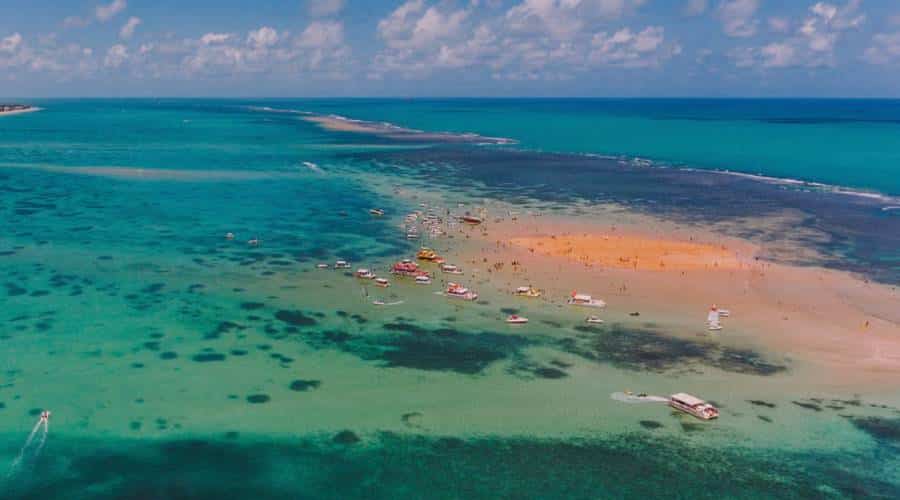 Passeio de catamarã pela Ilha da Areia Vermelha