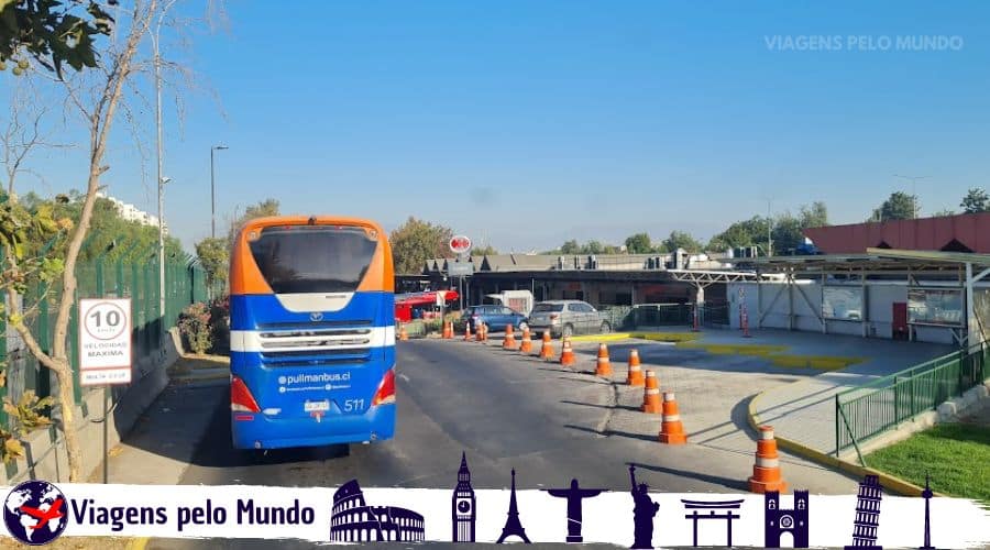 Ônibus da Pullman Bus estacionando no terminal Pajaritos em Santiago, Chile.
