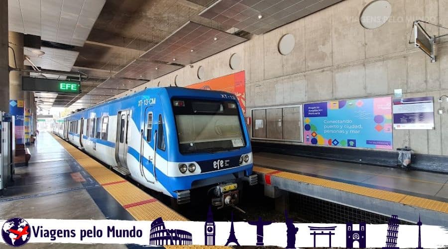 Como ir de Valparaiso para Viña del Mar. Trem na estação central de Valparaiso no Chile, pronto para partir para Viña del Mar.