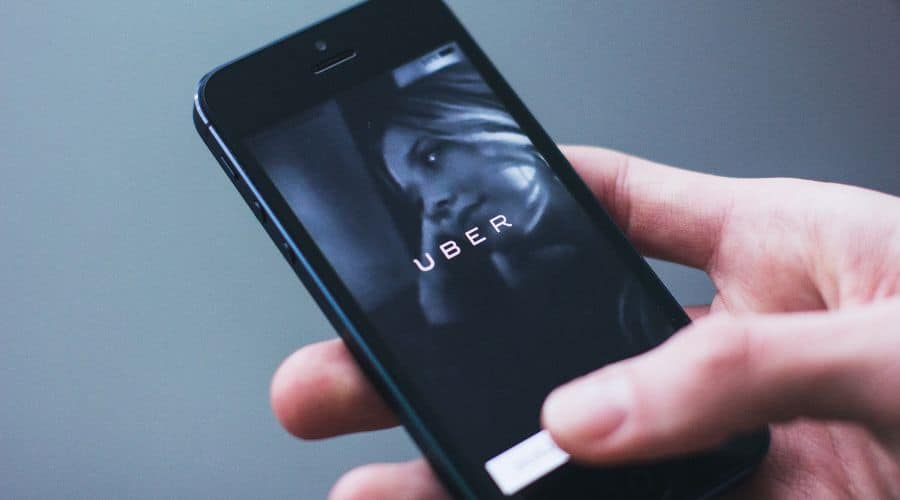 Celular com aplicativo do Uber aberto para pedir uma corrida