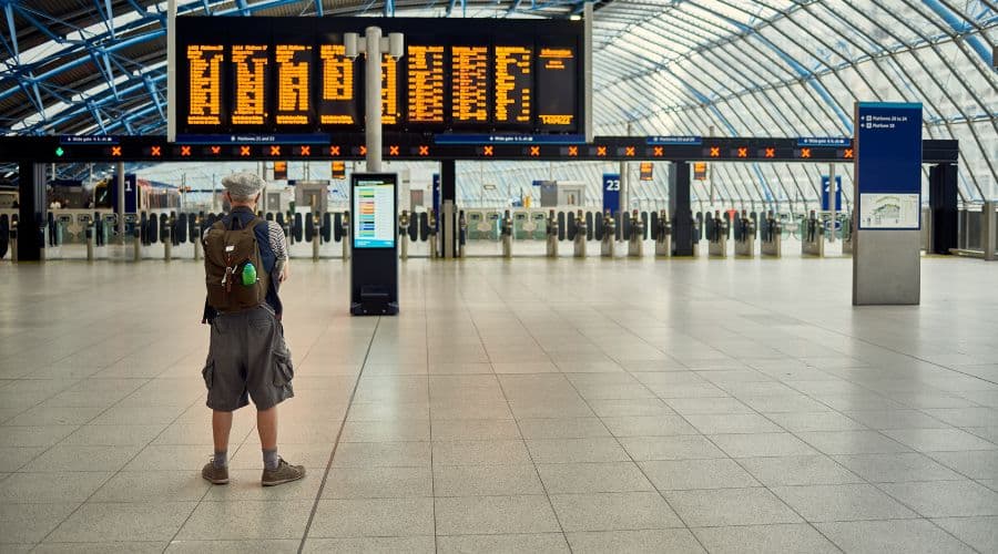 Skipllagging é mais comum fora do Brasil. Homem com a mochila parada no embarque do voo.