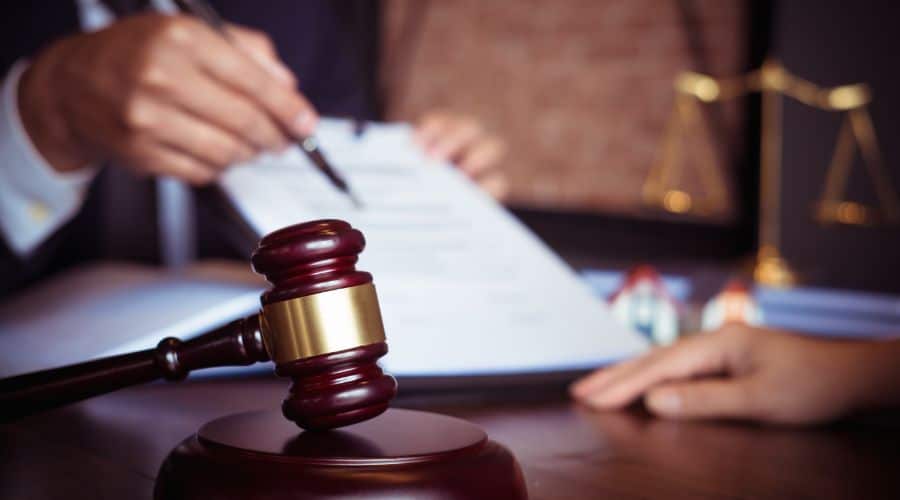 Skiplagging pode gerar processos para o passageiro. Advogado com um contrato na mão e uma caneta para o cliente assinar.