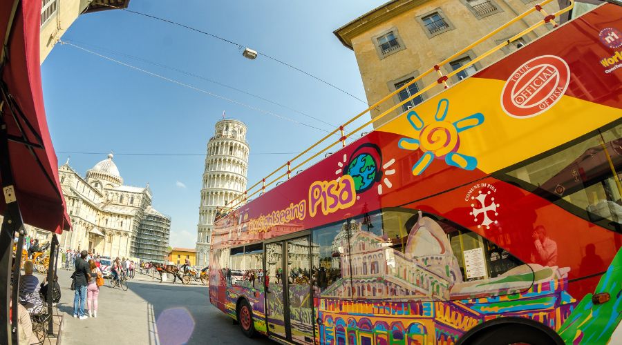City Sightseeing pelo Mundo. Ônibus parando e turistas embarcando.
