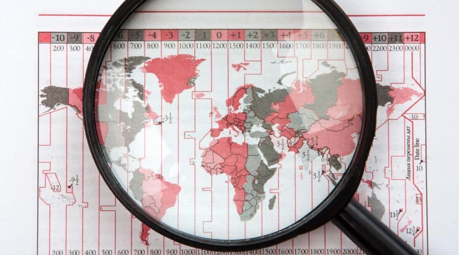 Mapa com os diferentes fusos horários no mundo