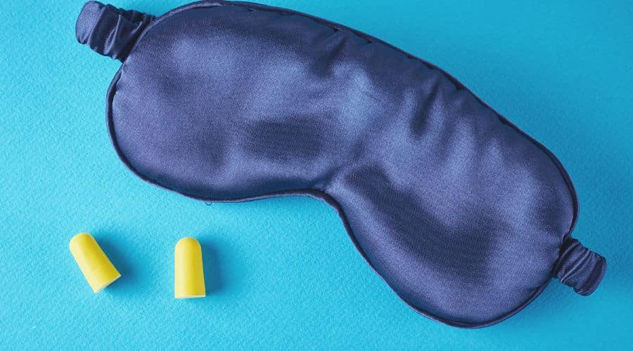 Máscara de dormir e tampões de ouvido