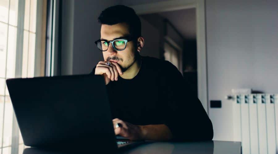 Homem na frente do computador preocupado com sua transação na Remessa Online
