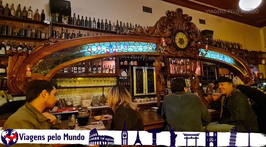 Balcão do bar El Federal, um dos mais antigos da cidade