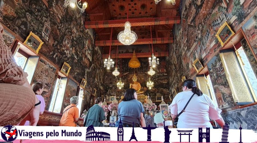 Dentro de um templo em Bangkok rezando