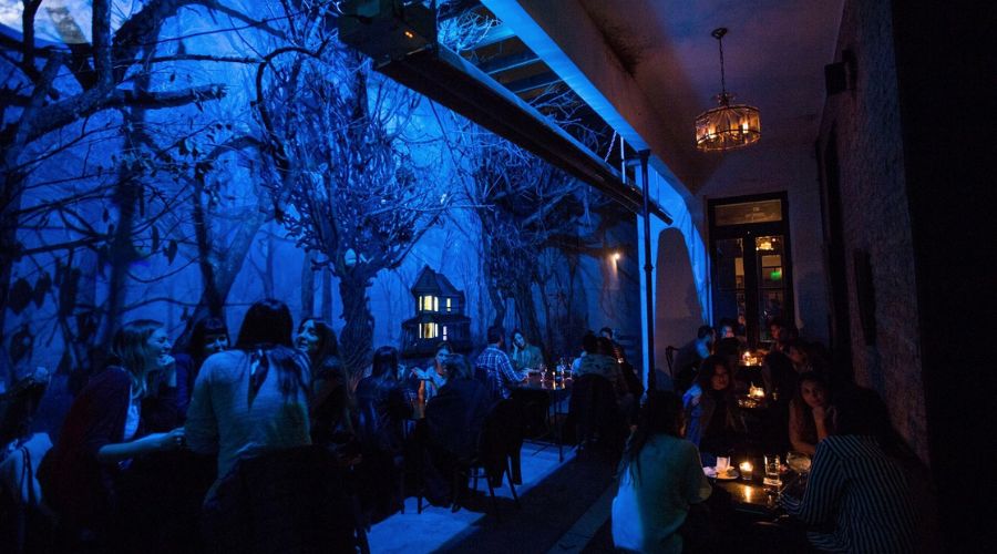 Entrada discreta do Luz Mala, com decoração interna simples e drinks criativos.