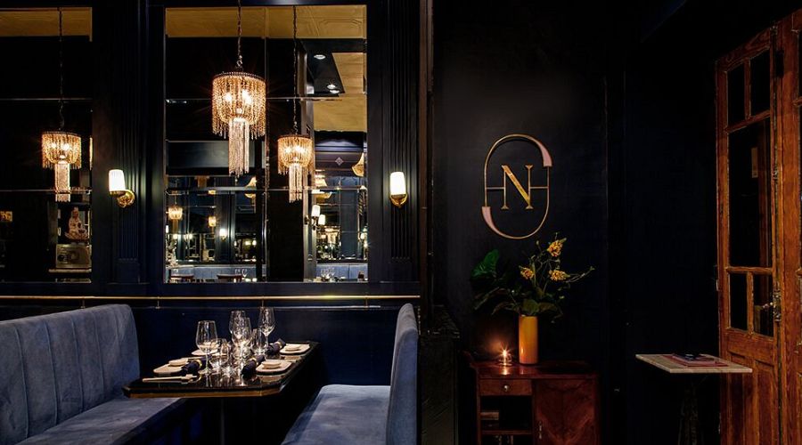 Entrada secreta para o Nicky Harrison Bar, decorado com temática da Era do Jazz e ambiente sofisticado.