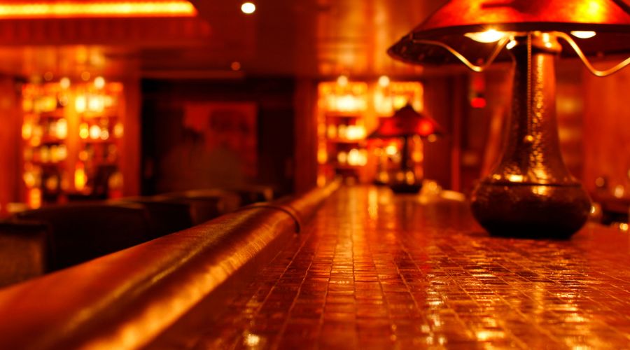 Bar secreto em Buenos Aires: balcão com drinks sendo servidos
