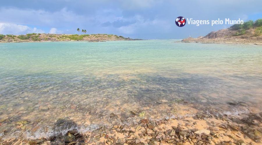 Água cristalina da Praia da Ferradura na Ilha de Santo Aleixo
