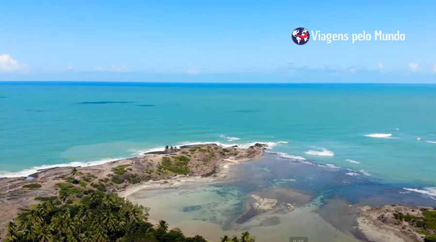 Vista da Praia da Ferradura na Ilha de Santo Aleixo feita do meu Drone