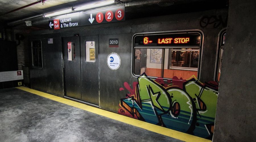 Entrada temática do Uptown & The Bronx, com decoração inspirada em uma estação de metrô nova-iorquino.