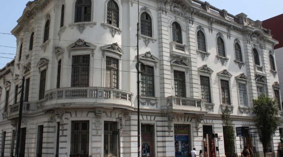 Fachada do 1900 Hostel no centro de Lima