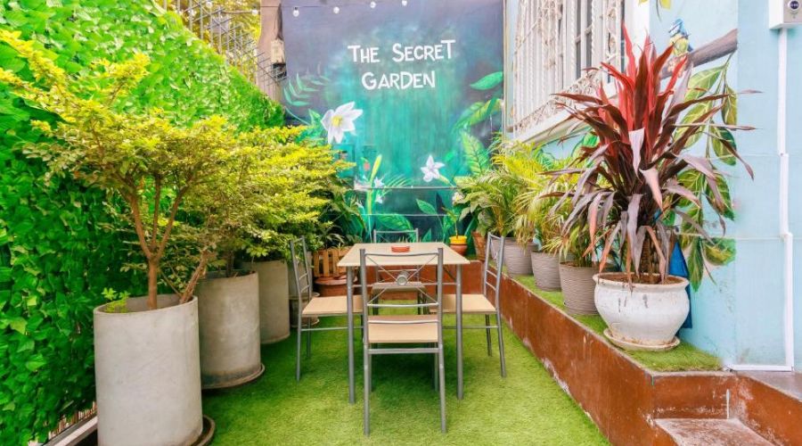 Ambiente do The Secret Garden com muito verde