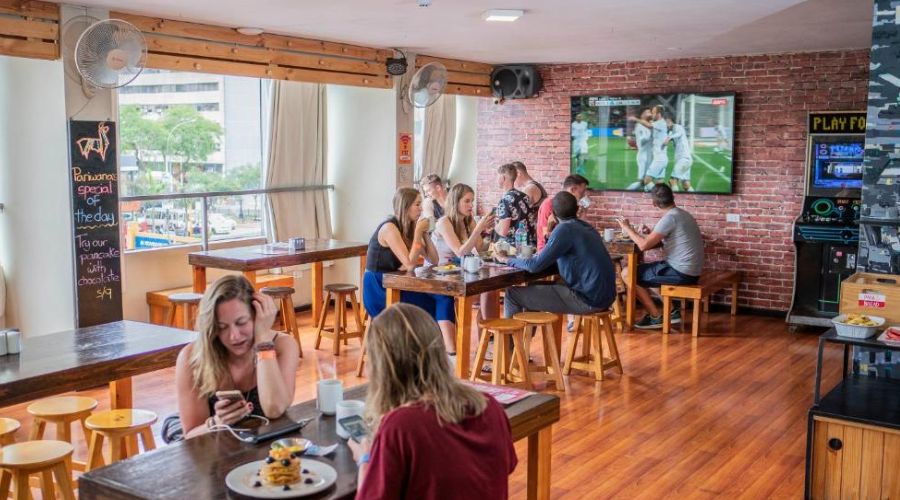 Ambiente do café da manhã do Pariwana Hostel Lima