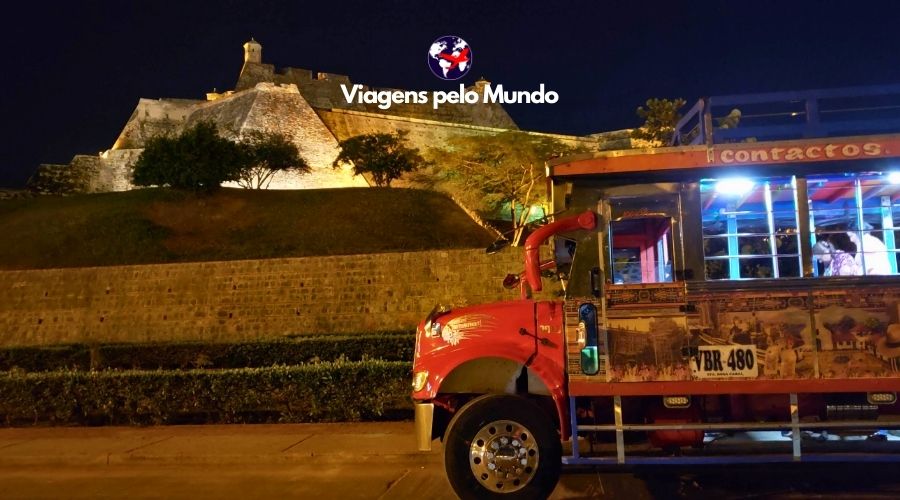 Chiva Rumbera em Cartagena estacionada