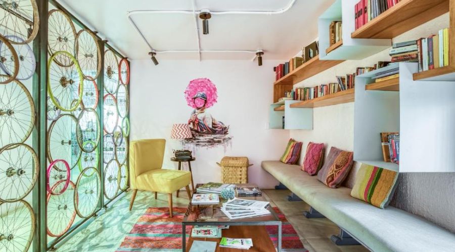 Ambiente colorido e cheio de decorações do Naia Hostel