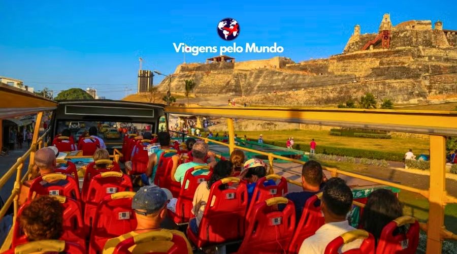 ônibus turístico de cartagena das índias com turistas