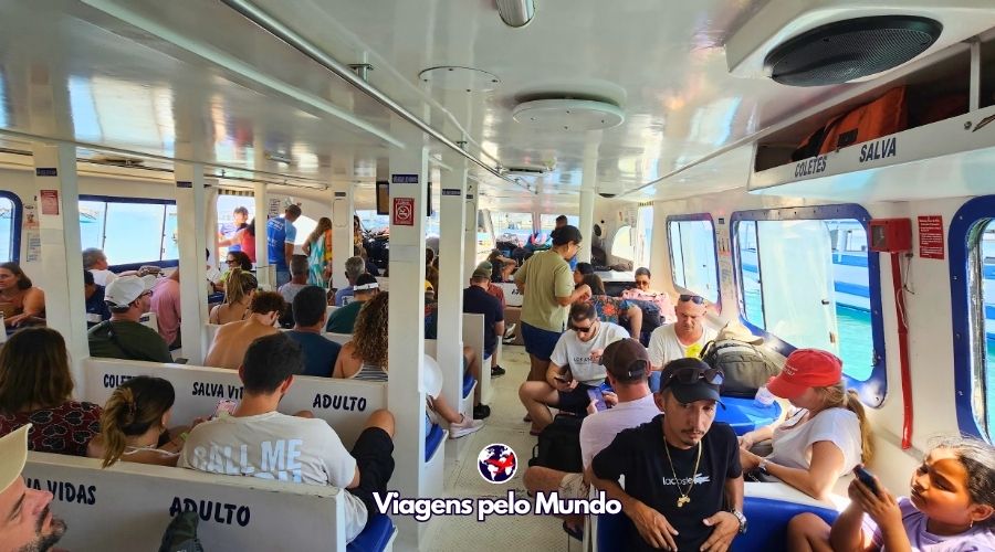 Catamarã de Morro de São Paulo cheio de passageiros