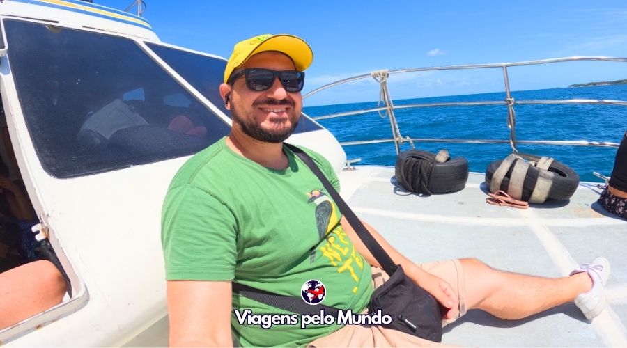 Sentado na frente do catamarã já chegando na Ilha