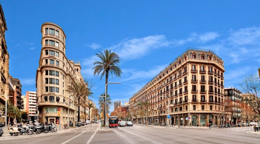 Hotel que ficamos hospedado em Barcelona mostrando como é bem localizado