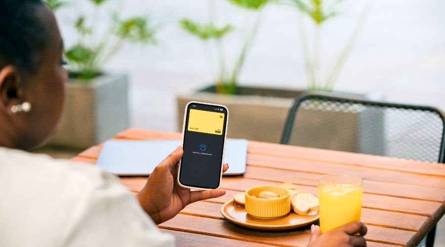 Pagando com café da manhã usando o cartão virtual da Nomad pelo Smartphone