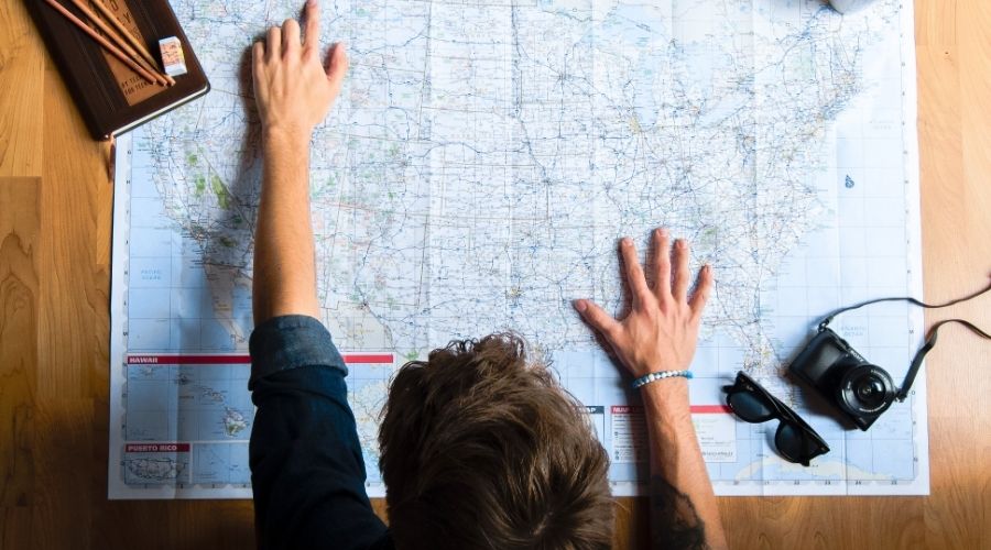Com o mapa dos Estados Unidos aberto planejando a viagem