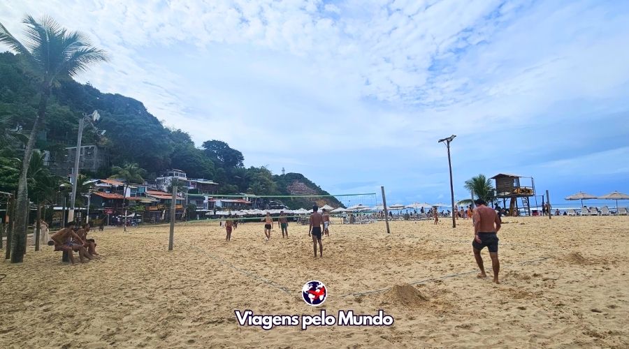 Praia de Morro de São Paulo com os turistas jogando futevôlei