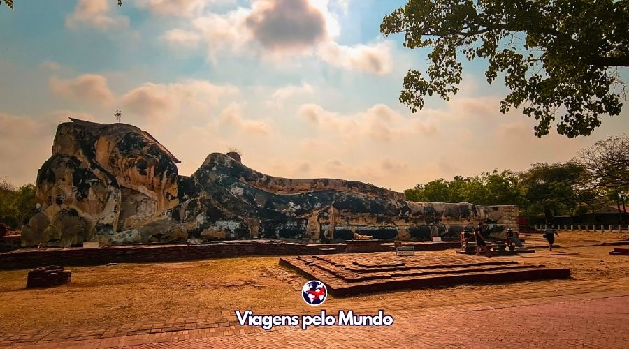 Buda Reclinado na cidade de Ayutthaya