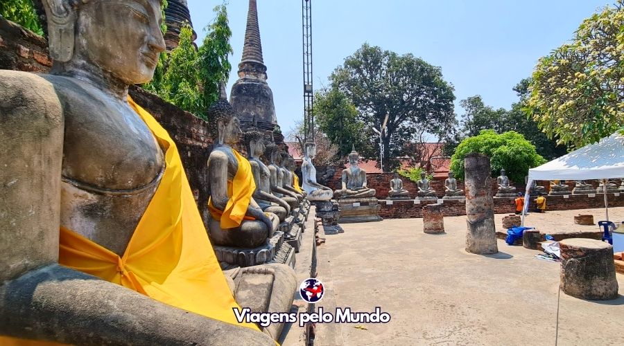 Estátuas de Budas sentadas um ao lado da outra meditando