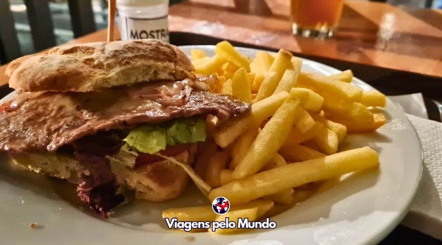 Chivito Uruguaio com batatas, o clássico 