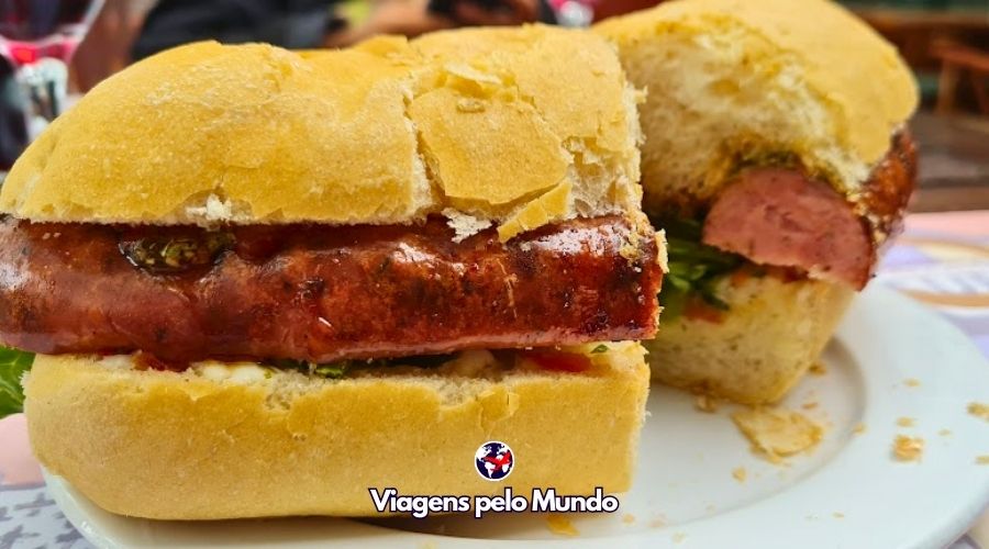 Choripan Uruguaio, o clássico, com pão, chimi e linguiça.