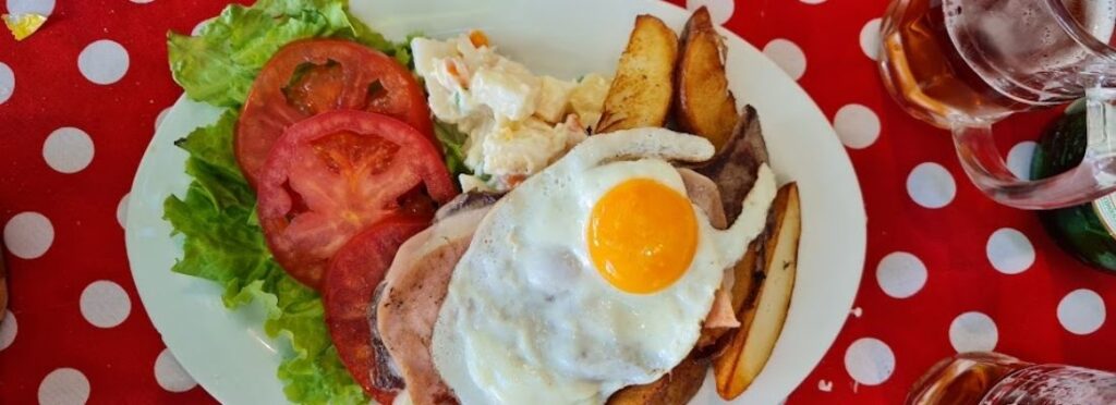 Comidas típicas do Uruguai. Chivito al plato.