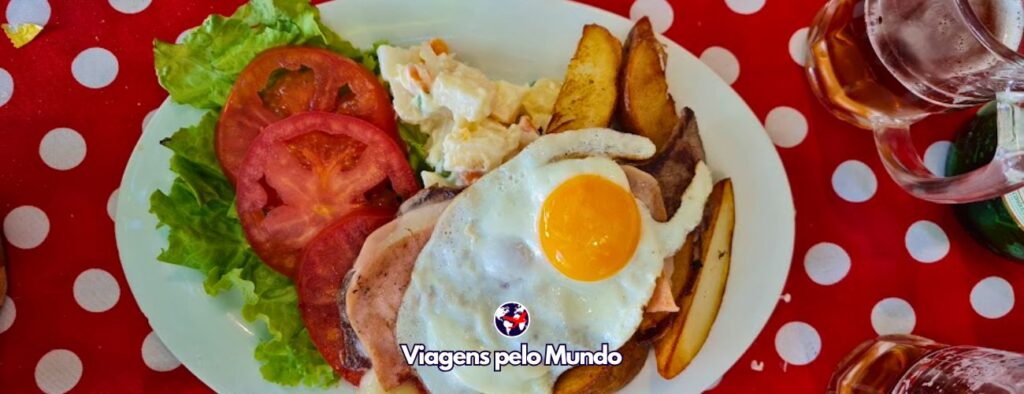 Comidas típicas do Urugua. Chivito al plato.