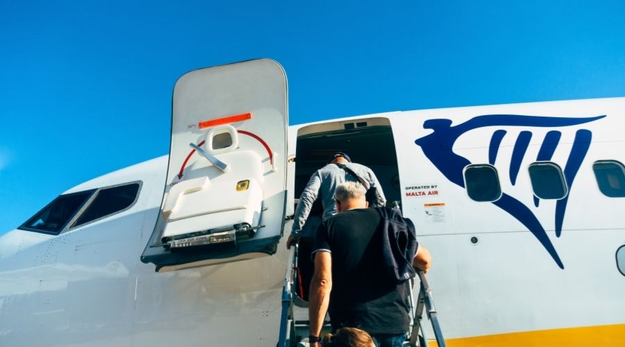 Embarque remoto. Passageiros subindo no avião.