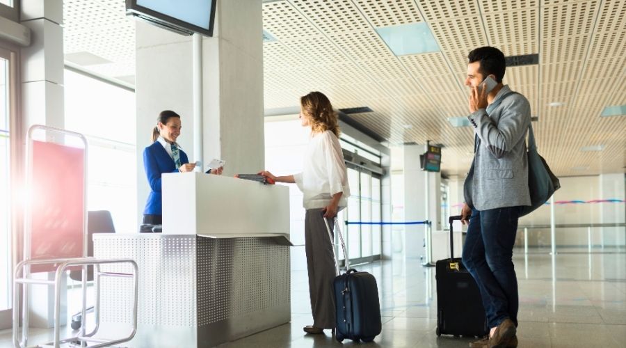 Check-in no portão de embarque sendo barrado para entrar no avião.