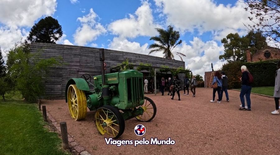 Entrada da Bodega Bouza com caminhão John Deere antigo