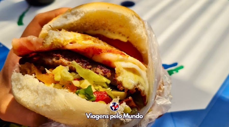 Hamburguesa uruguaia com muito recheio.