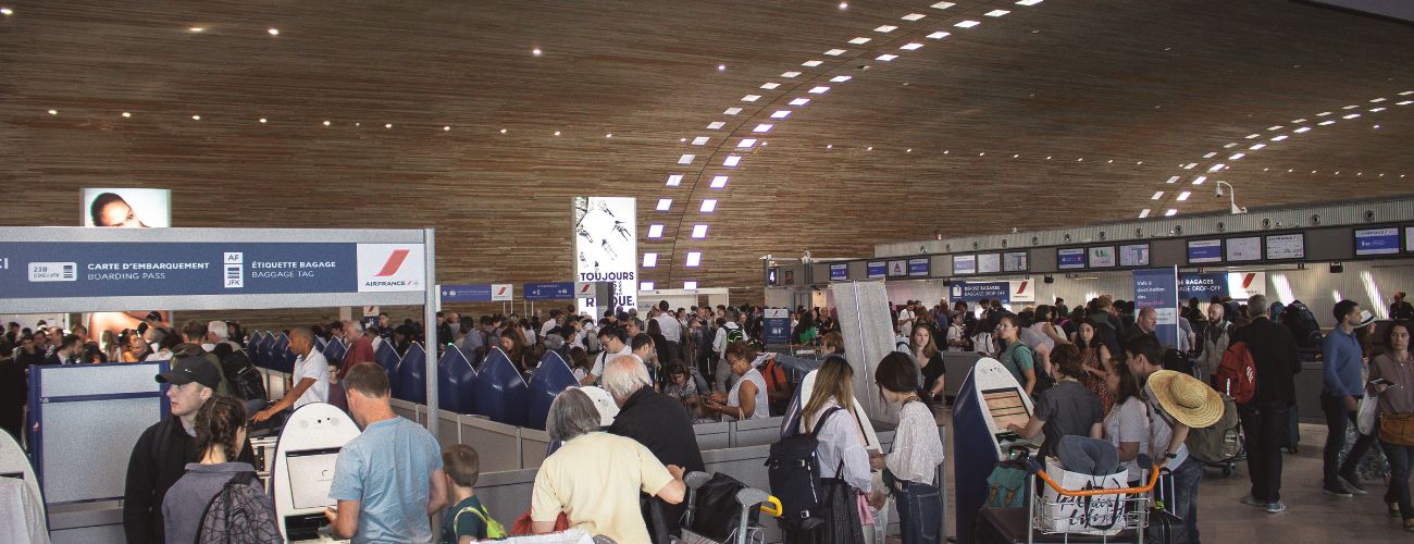Overbooking: Pessoas fazendo check-in no Aeroporto.