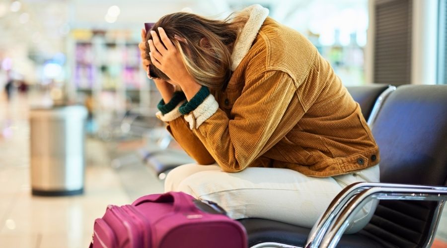 Passageiro desesperado no Aeroporto após ter barrado no voo