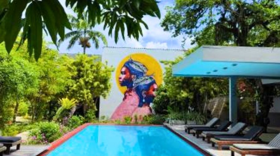 Piscina da pousada com um grafite ao fundo