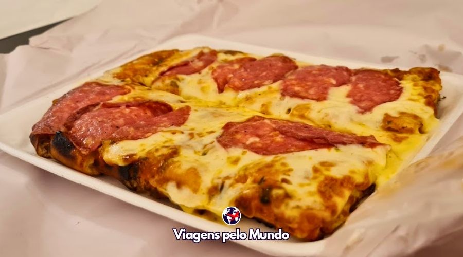 Pizza Uruguaia que provamos. Com muito queijo, calabresa e massa grossa.