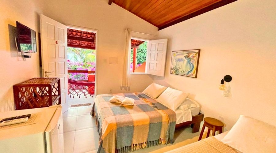 Quarto triplo da pousada e bem decorado.