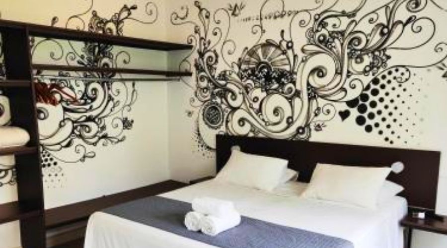 Quarto com grafite na parede.
